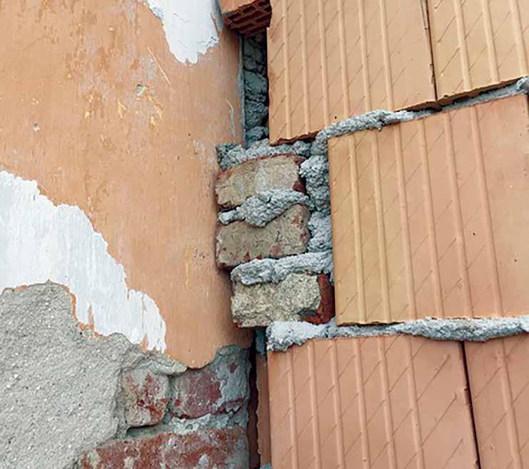 szakmai kötelezettségeit, naplóvezetési feladatait, párhuzamosan két-három építkezésnél többön nem működhetne közre, persze, más feladatokban sem.