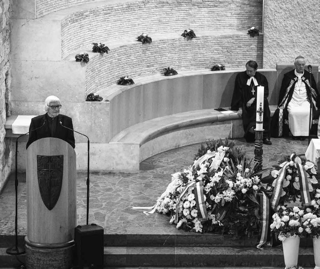in memoriam vívószakosztályt is alapítottak. Tanulmányait 1959- től a Veszprémi Vegyipari Egyetemen folytatta, ahol 1964-ben olajmérnök szakon szerzett diplomát.