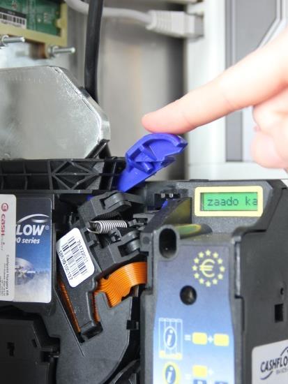 Érme elakadás: Az érmevizsgáló tetején lévő kék billentyű lenyomásával