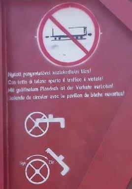 A nyitott ponyvatetővel történő közlekedést tiltó táblát és