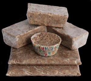 4,5 tábla csokoládéból (450 g) Sarkköri expedíciók: PEMMICAN fehérje és zsírdús táplálék- sarkköri inuit törzsek használták eredetileg 100g ~1600 KJ Traditionally, pemmican was prepared from the lean
