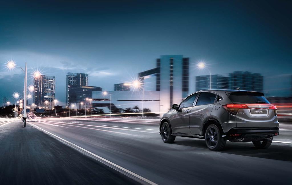 AZ ÚJ HR-V SPORT Merész és magabiztos: 18 colos, matt fekete könnyűfém kerekek, fekete díszítőelemek, dupla kipufogóvég a HR-V Sportot úgy terveztük meg, hogy diktálja a trendet.