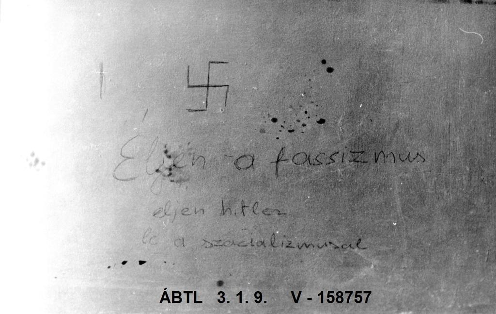 A szemlebizottság másik WC ajtón is talált írásokat, de ezeket a nem minősítette ellenséges és izgató tartalmúnak.
