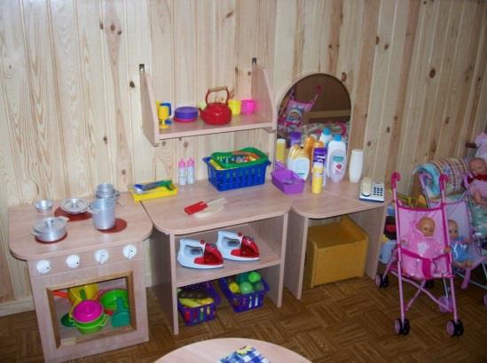 - Kisgyermeknevelő által elérhető polcon (felügyeletet igénylő játékok).
