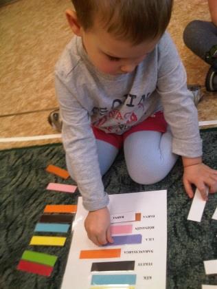 A Montessori módszer lényege a gyermekek szeretetben/szeretetre nevelése, az egymás iránti