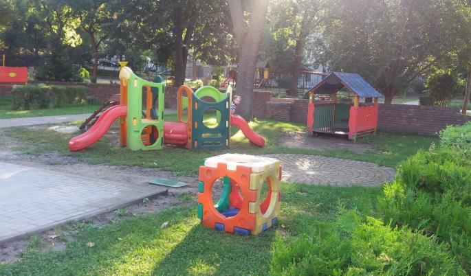 Bennük minden használati eszköz pl. mosdó, törölközőtartó, tükör stb.