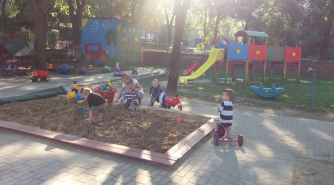 A gyermeköltözőkben barátságos környezet fogadja a bölcsődébe érkező és távozó