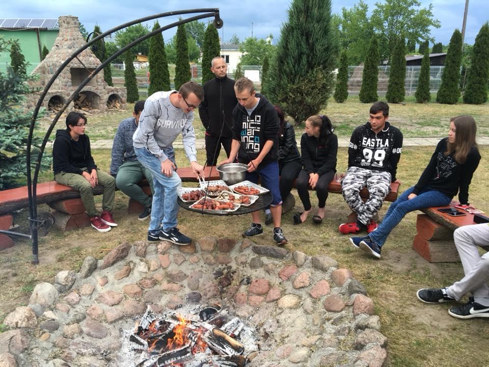 Este a kollégium diákjai meghívtak bennünket grillezni. Nagyon jól éreztem magam, megismerkedtem néhány itt tanuló fiúval és lánnyal.