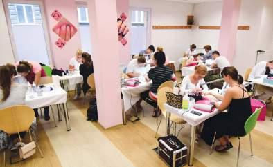 Nemzetközi Bajnok oktatók, illetve egy külföldi vendégelőadó előadásában láthatod a szezon legdivatosabb körömformáit, megtanulhatod a legújabb anyagok használatát, a legfrissebb építő technikákat, a