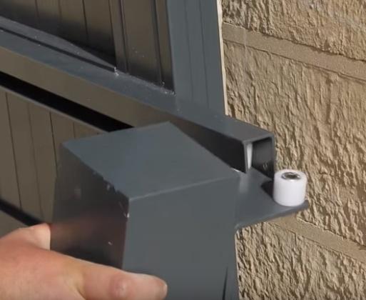 A kapu alapját egy 60x60/2-es idomacél keret adja, melynek az alsó szára 140x60/3-as acél. A belső merevítők 40x40/2-es zártszelvények függőlegesen, egymástól 131 cm-re.
