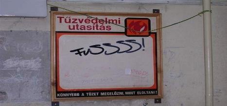 A fizikai rendelkezésre állást számos tényező veszélyezteti (1) Tűz, bombariadó Nem megfelelő tűzmegelőzés és oltás (a tűz igen gyakori és nagy hatású lehet) Ok: Villám, hibás