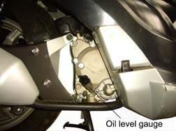 MOTOROLAJ A motorolaj szintjét ellenőrizni kell minden egyes indulás előtt. Az olajat és az olajszűrőbetétet a karbantartási táblázat szerinti időközönként ki kell cserélni.