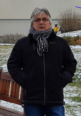 Kiss Dezső Végzettségek: 1987-ben végzett a hódmezővásárhelyi Állattenyésztési Főiskolán. Egy évet töltött Kaliforniában gyakornokként a Baretto & Silviera farmon.