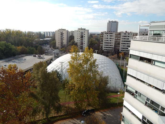 1. BEVEZETÉS A kompozit olyan többfázisú műszaki célú szerkezeti anyag, amelyben nagy szilárdságú erősítőanyag alkalmazásával tervezett anizotrópiát hoznak létre a fő terhelési irányokban.