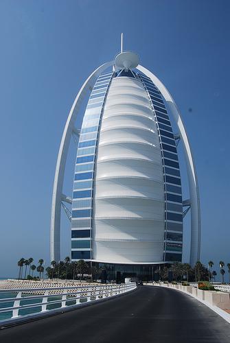 készülnek sportlétesítmények fedése, mellett olyan modern építészeti megoldásokra is, mint a Burzs al-arab (2. ábra) átriumának vitorla alakú borítása [2]. 2.