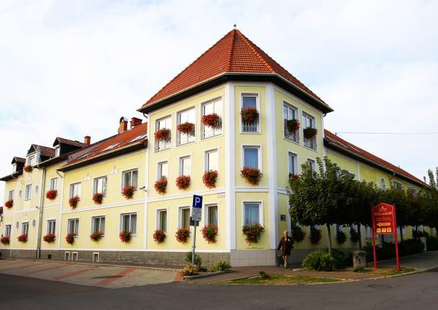 Parkolás: a szálloda zárt parkolójában van lehetőség, díja 1 000 Ft/autó/éj, vagy térítésmentesen a szálloda mellett. A szobaár 5 500 Ft/fő/éj étkezést tartalmaz.