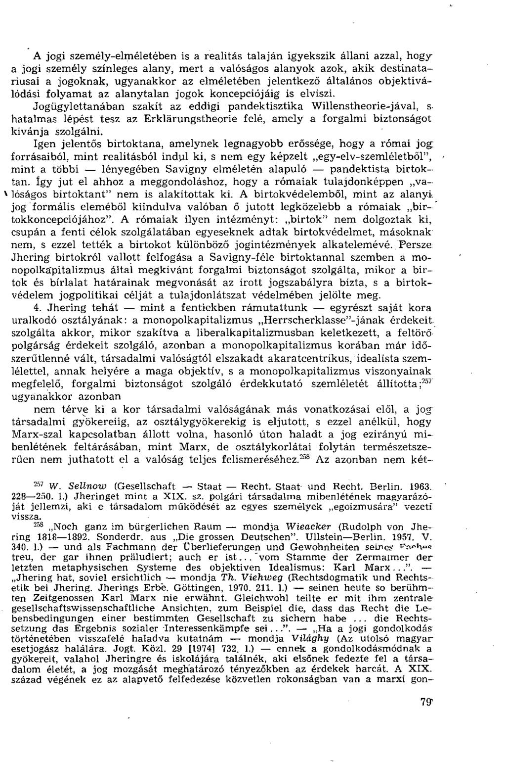 .81 A jogi személy-elméletében is a realitás talaján igyekszik állani azzal, hogy a jogi személy színleges alany, mert a valóságos alanyok azok, akik destinatariusai a jogoknak, ugyanakkor az