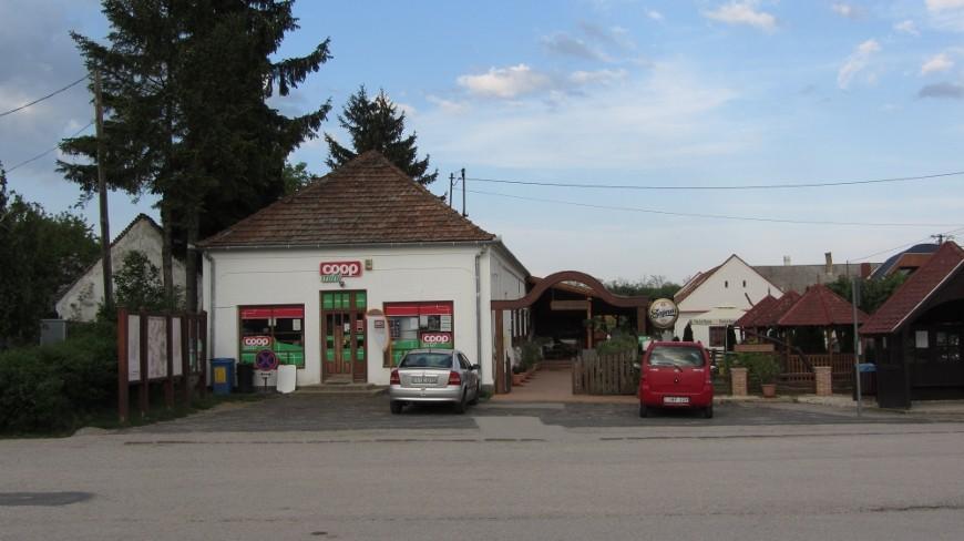Rendező: Randonneurs Hongrie Székely-Molnár Ákos 06 20 211-8808 Távolság: 150 km Szintemelkedés: 1227 m Szintidő: 11 óra (A végső beérkezési határidő 19:00) Rajt/cél: Magyarpolány, Tarka Kakas (GPS