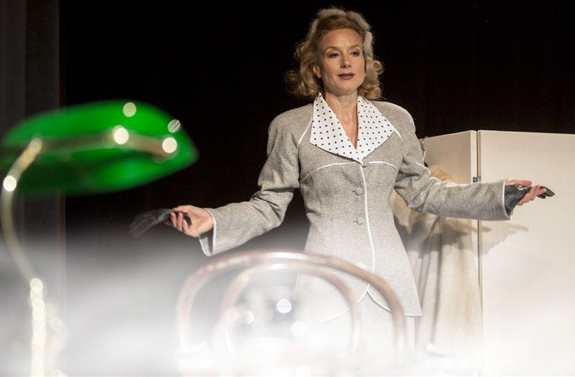 A kecskeméti, franciás Mezeire, aki remekül játszott kokottokat, aki színésznő akart lenni, és az lett. Díva, Vörös Démon, Femme fatale! Vajon igazán ezt akarta és így? Valójában milyen ember volt?