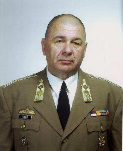 Furkó Kálmán és Szokolay Tamás az ejtıernyıs emlékfal elıtt Szolnokon Elnökök: 1991 1992 Furkó Kálmán nyá. ezredes 1973.
