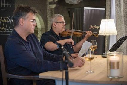 Főleg Szabó Sipos Barnabás előadásában, némi élőzenei aláfestéssel, énekszóval