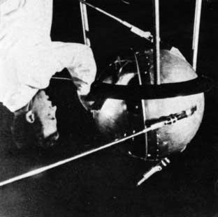 Fizikai Szemle MAGYAR FIZIKAI FOLYÓIRAT A Mathematikai és Természettudományi Értesítõt az Akadémia 1882-ben indította A Mathematikai és Physikai Lapokat Eötvös Loránd 1891-ben alapította LVII.