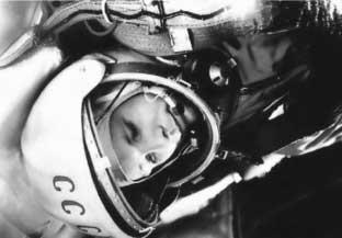 Néhány példa: Az elsô amerikai hold(explorer-1) felfedezi a Van Allen-övezeteket (1958. február). Elindul a Score 1, az elsô távközlési hold (1958. december 18.). A szovjet Luna-1 megközelíti a Holdat, és mesterséges bolygóvá válik.