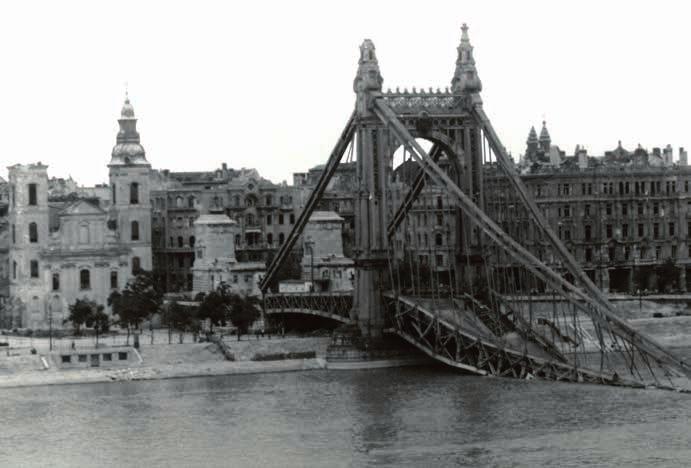 Érdekesség még, hogy a hídon az 1970-es évekig villamos is járt. Magyarok!
