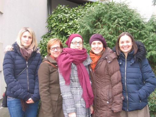 Eközben a kicsik játszószőnyegen mocoroghatnak. A másik gyülekezeti termünkben, illetve a hivatal melletti szobában, ugyanebben az időben két korcsoportban gyermekistentiszteleteket tartunk.