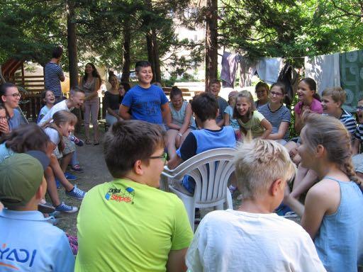 Szerdán Csirmaz András bűvész mutatta be bűvésztrükkjeit, amelyeket mindannyian tátott szájjal figyeltünk. Bemutatója után az örök nagy kérdés az maradt: De honnan került elő megint egy újabb pohár?