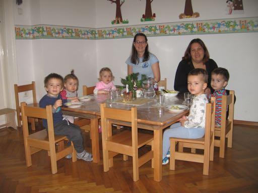 Szüleikkel együtt nagy örömmel készültek és vettek részt a farsangon, a nyári és a téli családi napunkon.