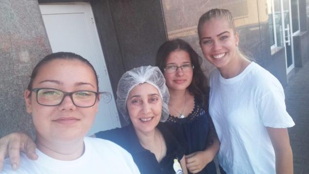 A hotel részen Fatima, Sara és Barbara segített nekünk belerázódni és megtanítani az ágyalás és a takarítás hátulütőit.