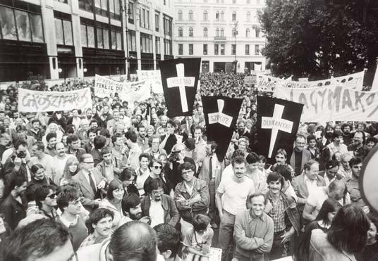 Az idei összeállításban szerepelnek Németh Marcell szobrászművész helyenként fény- és hangeffektekkel kiegészített acélreliefjei, Ördög Noémi művésznevén Naomi Devil olajfestményei, Richter Sára