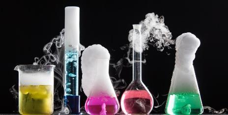 G. Kísérletezz! Mérjetek ki egy edénybe 10 g nátrium-acetátot és adjatok hozzá 1,5 ml vizet.