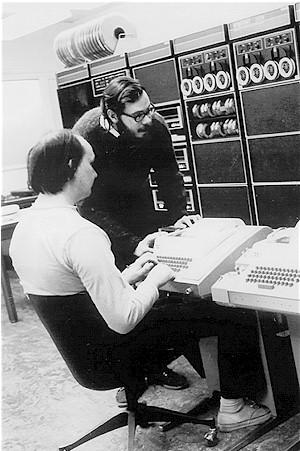 A UNIX rövid története A UNIX nem új, de mindig megújul (közel 50 éves) Bell Laboratories (1968-1974) Saját célra szoftver fejlesztői környezet.