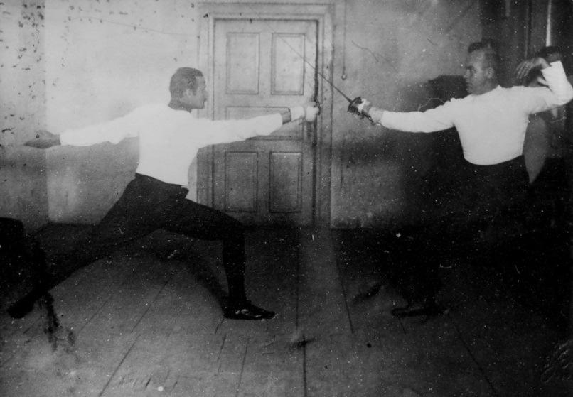 1923-tól Kolozsváron kerületi versenyeket szerveztek, az első győztesek között a KAC vívóit, Bartunek Józsefet és Losonczy Mihályt, a hölgyeknél pedig Bartunek Titit említhetjük.