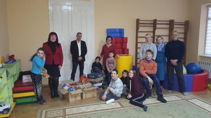 2018. december 9-én az erdélyi Szamosardón,a Kós Károly Iskolában 17 környező magyar tanítási intézményt ajándékoztunk meg édességgel, játékkal,