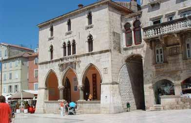 A szép öböl, a varázslatos pálmafás partmenti sétány, a messze elnyúló, aprókavicsos strandok a Makarska Riviérát kedvelt úticéllá teszik a turisták számára. Érkezés a szállodába az esti órákban.