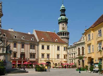 1487-ben Hunyadi Mátyás király foglalta el és meg is tartotta két éven át a várost. Idegenvezetőnkkel sétálva ismerkedünk a város nevezetességeivel. Bécsújhelyi programunk után Sopronba utazunk.
