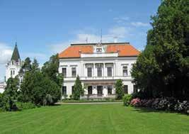 Csodás látnivalókat rejt a vármúzeum, de legalább ilyen érdekes a vár alatti kis cseppkőbarlang is. A várkastély előtt áll Mátyás király híres bajmóci hársfája, mely kb. 600 éves és 12,5 m kerületű.