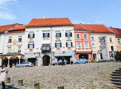 Láthatjuk Ptuj egyik legértékesebb műemlékét az Orpheus-oszlopot. A Városi Torony előtt, a Szlovén tér közepén láthatjuk az 5 m magas, márványból készült monolit, Ptuj egyik szimbóluma.