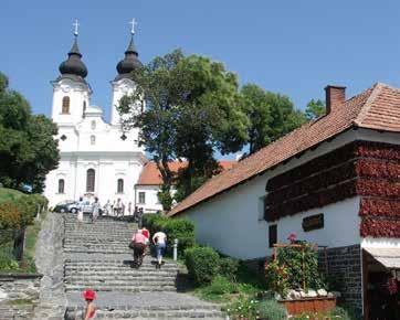 Részvételi díj: 13 990 Ft/fő 14 éves korig: 13 490 Ft/fő A részvételi díj tartalmazza: utazás busszal oda-vissza, idegenvezetés, vidám szüreti program, fogadó pálinka, ebéddel, itallal, A szüret