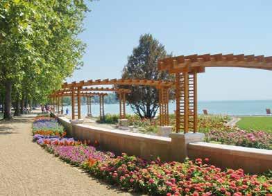 Balatonfüred az Anna-bál és a vitorlázás fellegvára. Idegenvezetőnkkel megtekintjük Balatonfüred nevezetességeit és sétálunk a Tagore sétányon.