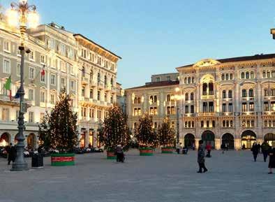 Buszos és gyalogos városnézés során ismerkedünk a sokszínű város látnivalóival (Szt. Justus katedrális, római diadalív, Verdi szobra, Piazza Unitá, szerb-ortodox templom).