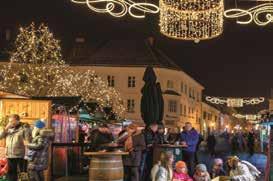 Mariazell Fő terén állítják fel a világ legnagyobb ádventi koszorúját. Itt láthatjuk az egyik ház homlokzatából kialakított ádventi naptárt. Érdemes megnézni a mariazelli jászolt is.
