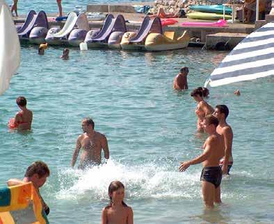 200-400 méterre tud megállni. Szállás elfoglalása. Szálláshelyünk egy három épületből álló szállodakomplexum kétcsillagos épületeiben (Marina/Primorka) lesz.
