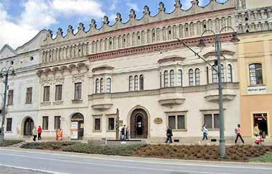 Idegenvezetőnkkel sétálva nézzük meg a nevezetes épületeket.
