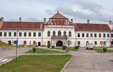 Ezután Máramarossziget városába érünk. Városnézésünk során megnézzük a Főteret, a Kultúrpalotát és a Börtönmúzeumot is. Ezt követően Szaploncára látogatunk, ahol a nevető temetőt tekintjük meg.