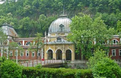Ezután Orsovára utazunk, megtekintjük az új templomot és a Szent Korona emléktáblát. Ezután kb. 2 órás, vadregényes al-dunai hajózáson veszünk részt, érintve a Kis- és Nagy-Kazán szorosokat is.