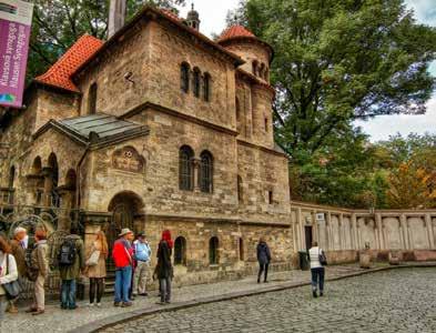 Megnézzük a Károly hidat, a Hradzsint, az Óratornyot, sétálunk a Vencel téren, de szabadprogramra is lehetőség van.